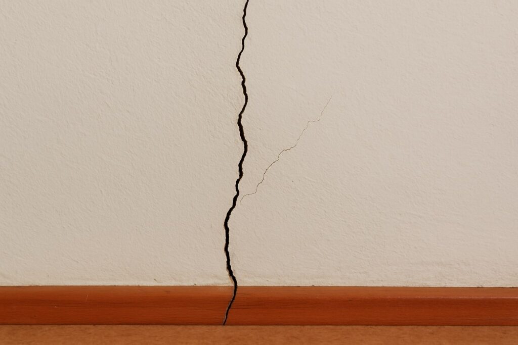 scheuren in de muur, scheuren in de muur