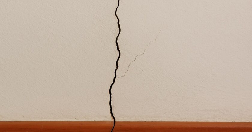 Scheuren in de muur herkennen, begrijpen en oplossen zonder overhaaste keuzes
