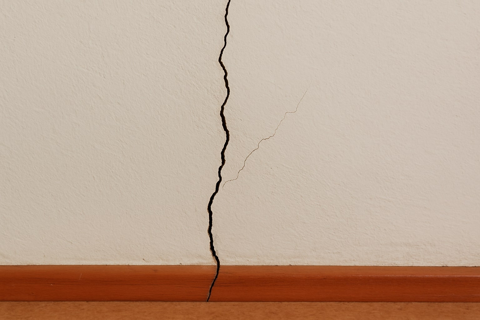 scheuren in de muur, scheuren in de muur