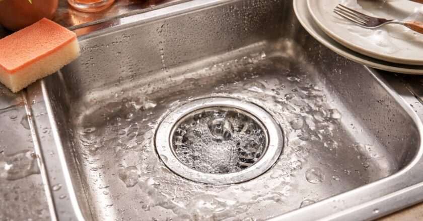 Wat een borrelende afvoer betekent en hoe je weer rust in huis brengt