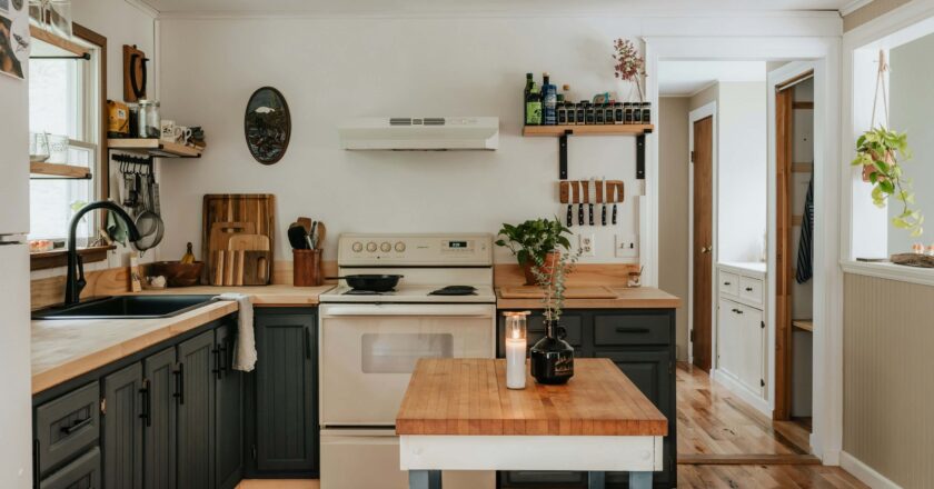 Kleine keuken inrichten: slim indelen voor meer ruimte en comfort